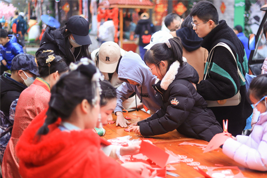 游客在體驗剪紙。受訪單位供圖