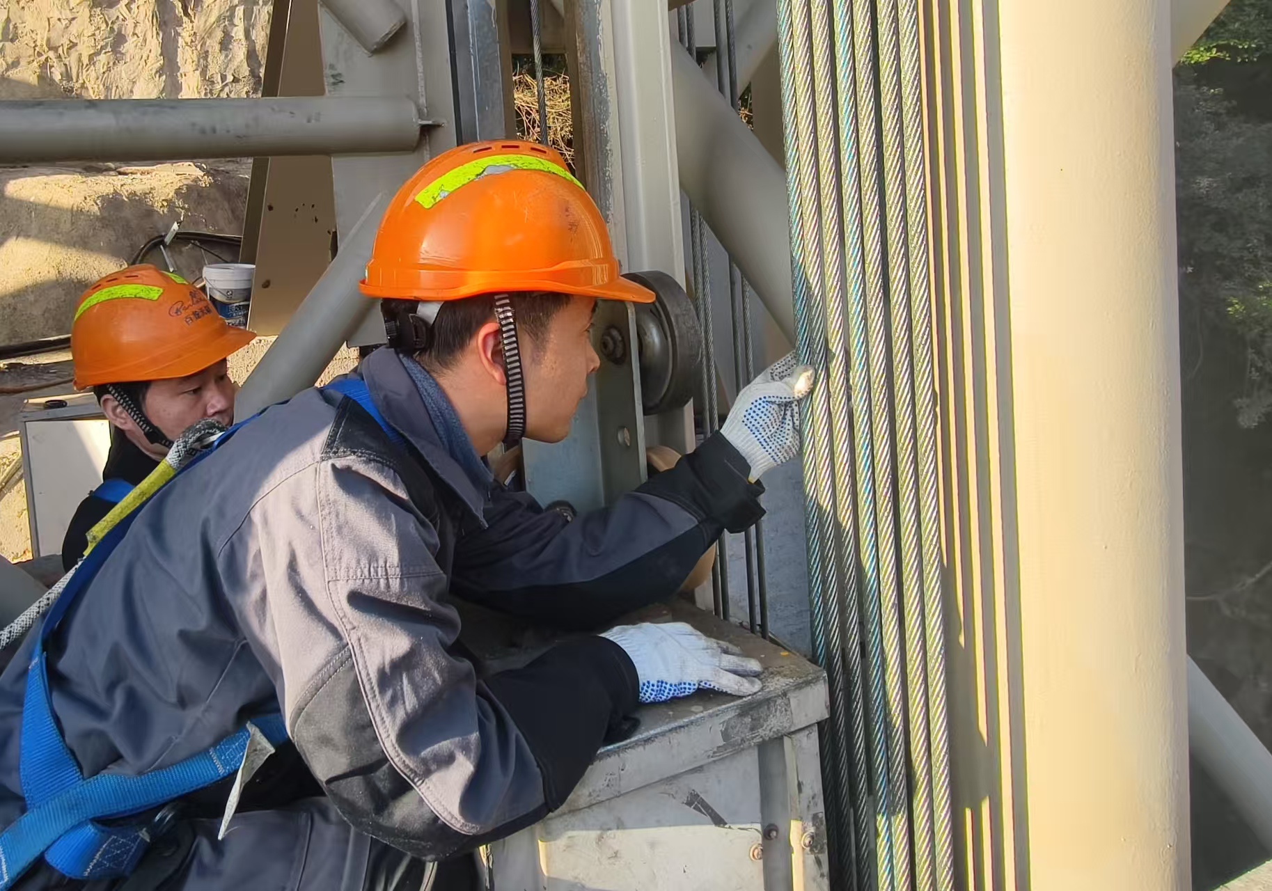 1月28日，張家界國家森林公園百龍天梯檢修工在進行營運安全檢查。吳勇兵攝