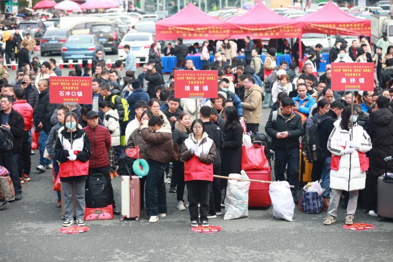 湖南年后首趟返岗务工卧铺专列从新化开出