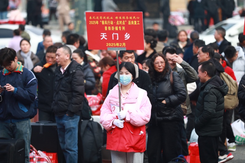 湖南年后首趟返岗务工卧铺专列从新化开出。受访单位供图