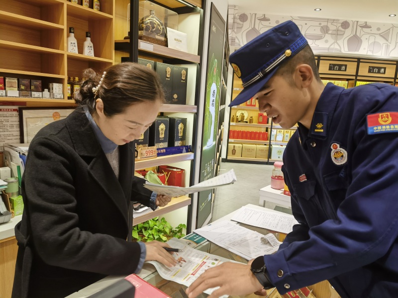 走进“九小门店”开展消防宣传（单位供图）