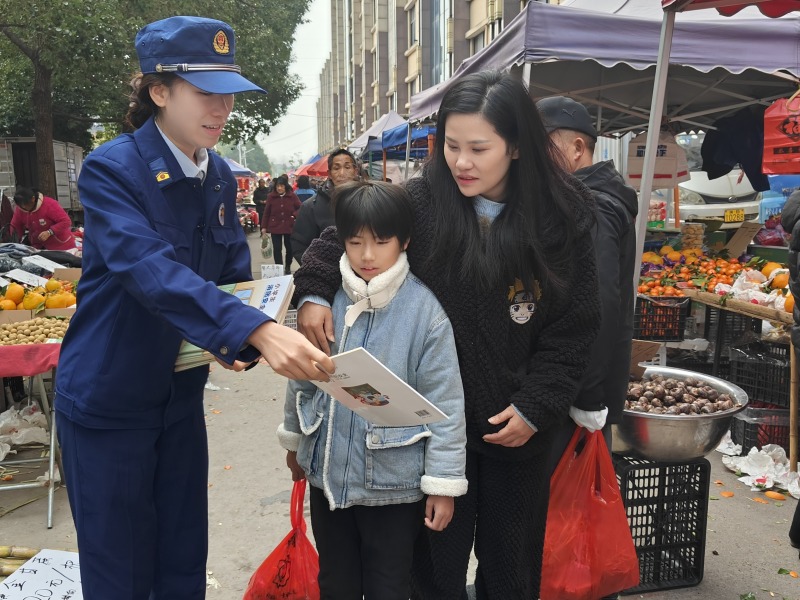 走进集市，提醒摊主和居民群众注意防火（单位供图）