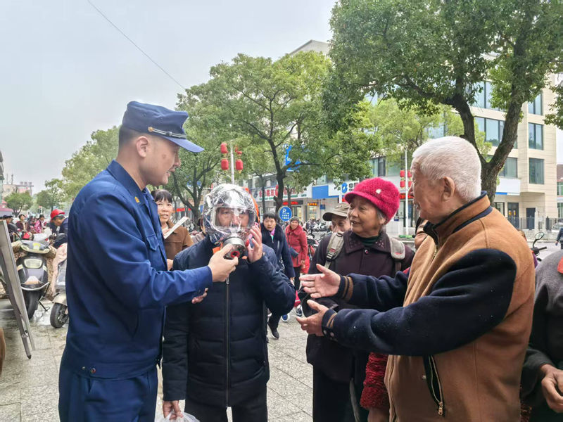 消防宣传员深入村社区、人员密集场所开展消防宣传，将消防知识送到群众身边（单位供图）。