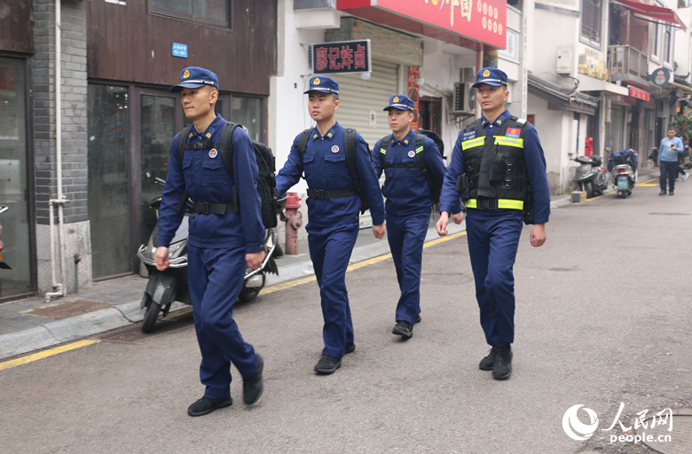 消防員走街串巷開展安全巡邏。人民網記者 劉賓攝