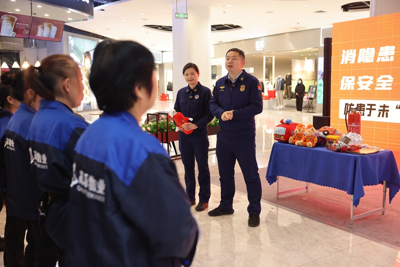 岳阳消防宣传员深入商业综合体开展消防宣传（单位供图）