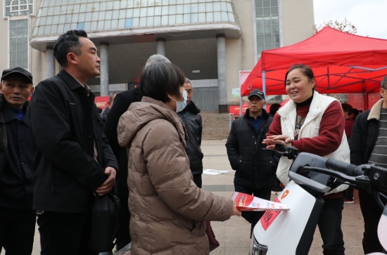 活動現場，電動自行車商家向市民推介產品，並解答購買價格和流程。陶紅星攝