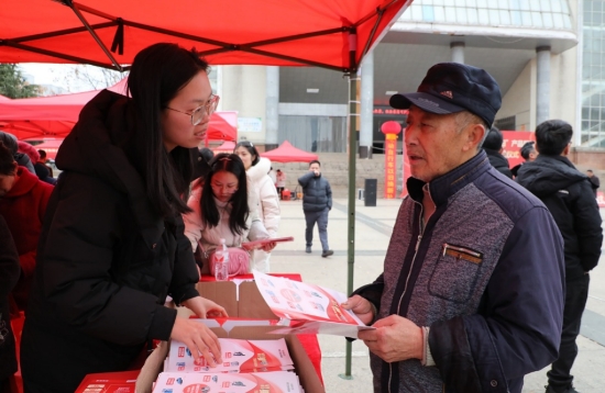 活動現場，工作人員耐心給市民解答以舊換新政策。陶紅星攝