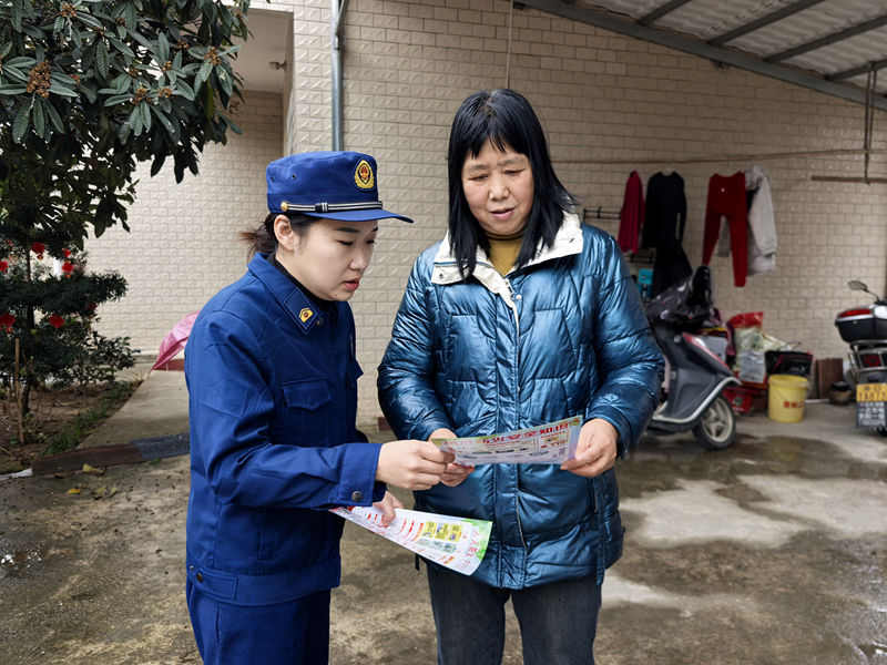 消防宣傳員提醒村民注意用火用電安全。（單位供圖）