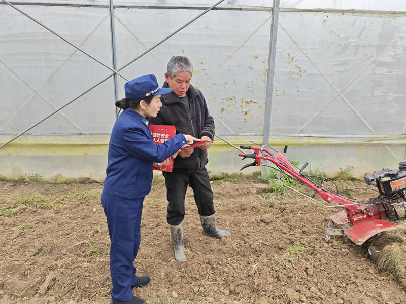 消防宣傳員提醒使用農機用具前要注意檢查油路電路。（單位供圖）