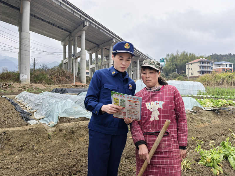 消防宣傳員走進田間地頭開展消防安全宣傳。（單位供圖）