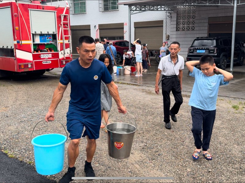 尹維芳為群眾送水（供圖單位：株洲消防）