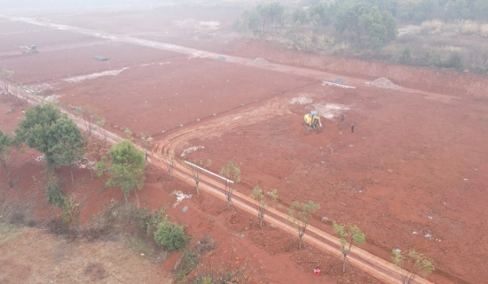 脫水果蔬加工項目現場，挖掘機在進行廠房地基平整和道路、排水工程作業。黃新 攝