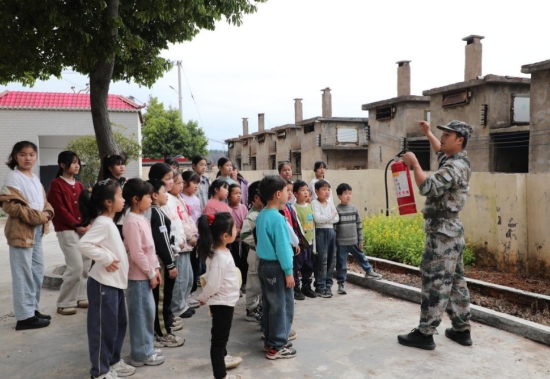 孩子们上灭火器使用操作课。蓝玉春摄