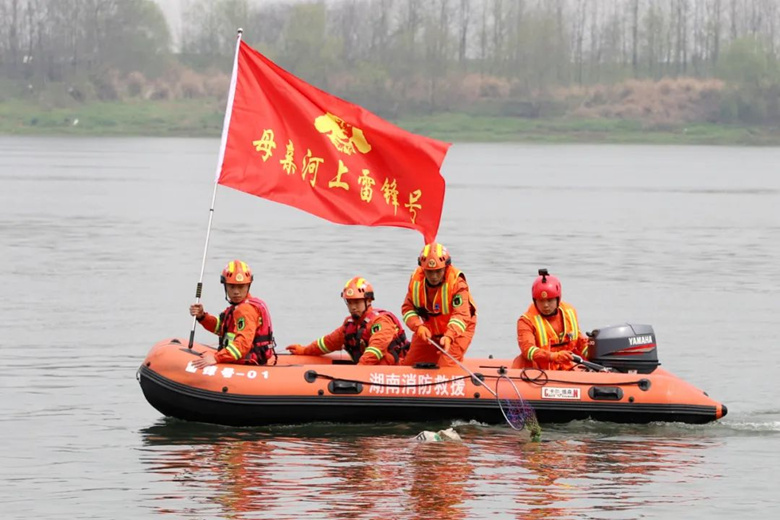 “雷锋号”开展环保行动。常德消防供图