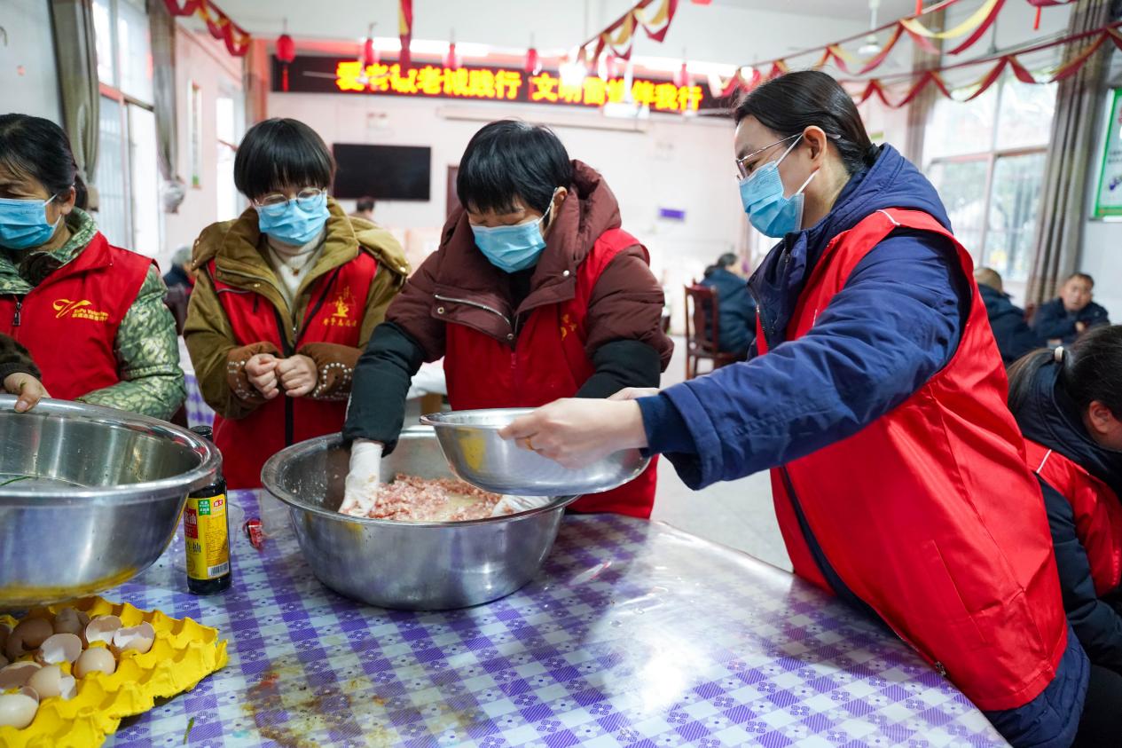 溆浦农商银行福祥金融服务志愿者给敬老院留守老人准备爱心水饺。单位供图