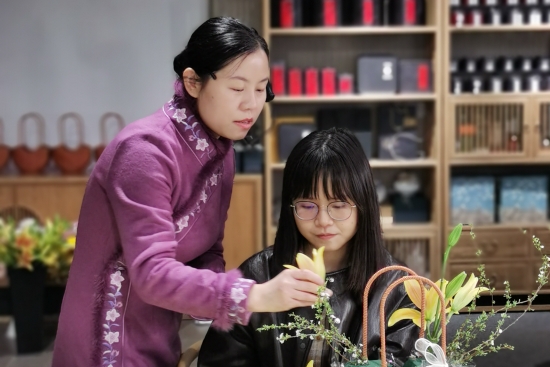 红旗渠水系排水改造项目女职工们一同学习插花。受访单位供图