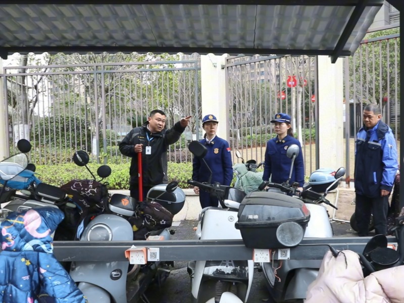 消防监督员查看新建充电桩的消防设施(供图单位:株洲消防)