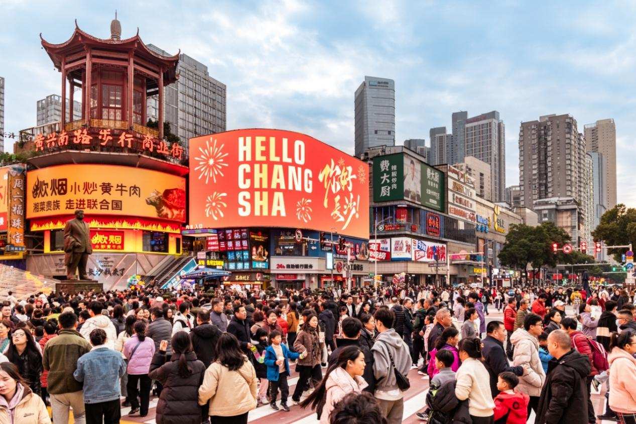作为“城市会客厅”，五一商圈不仅是商业核心，更是游客感知城市温度的关键窗口。单位供图