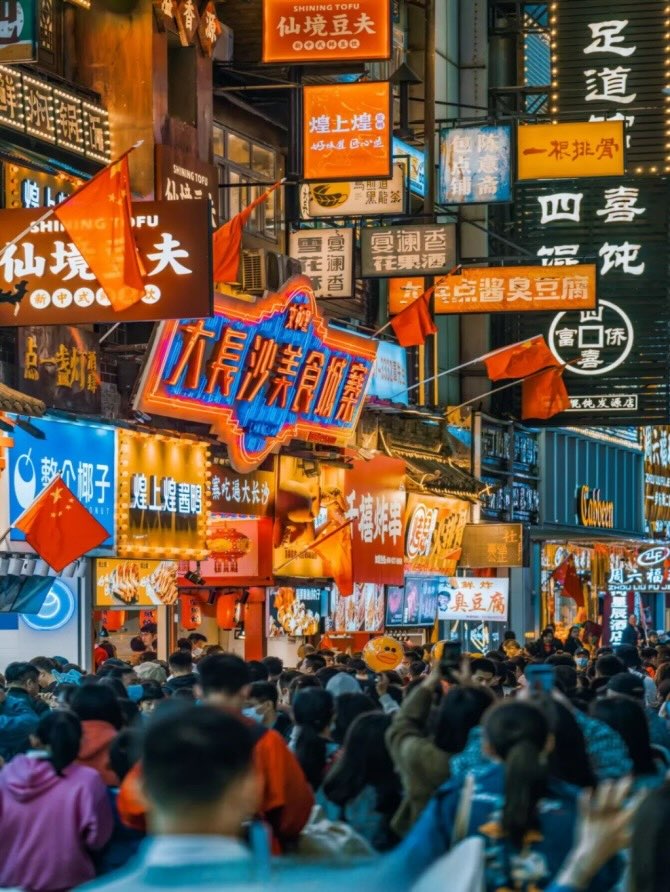 五一商圈人潮熙攘，消费氛围浓厚。单位供图