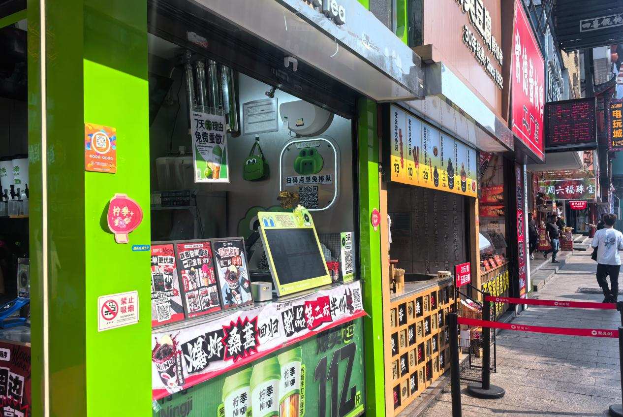 店铺醒目位置均张贴了监督投诉热线。 单位供图