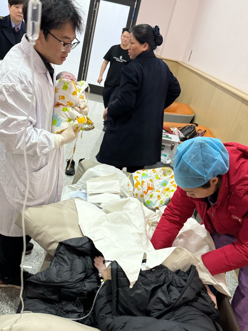 医护人员在给孕妇进行检查。受访单位供图