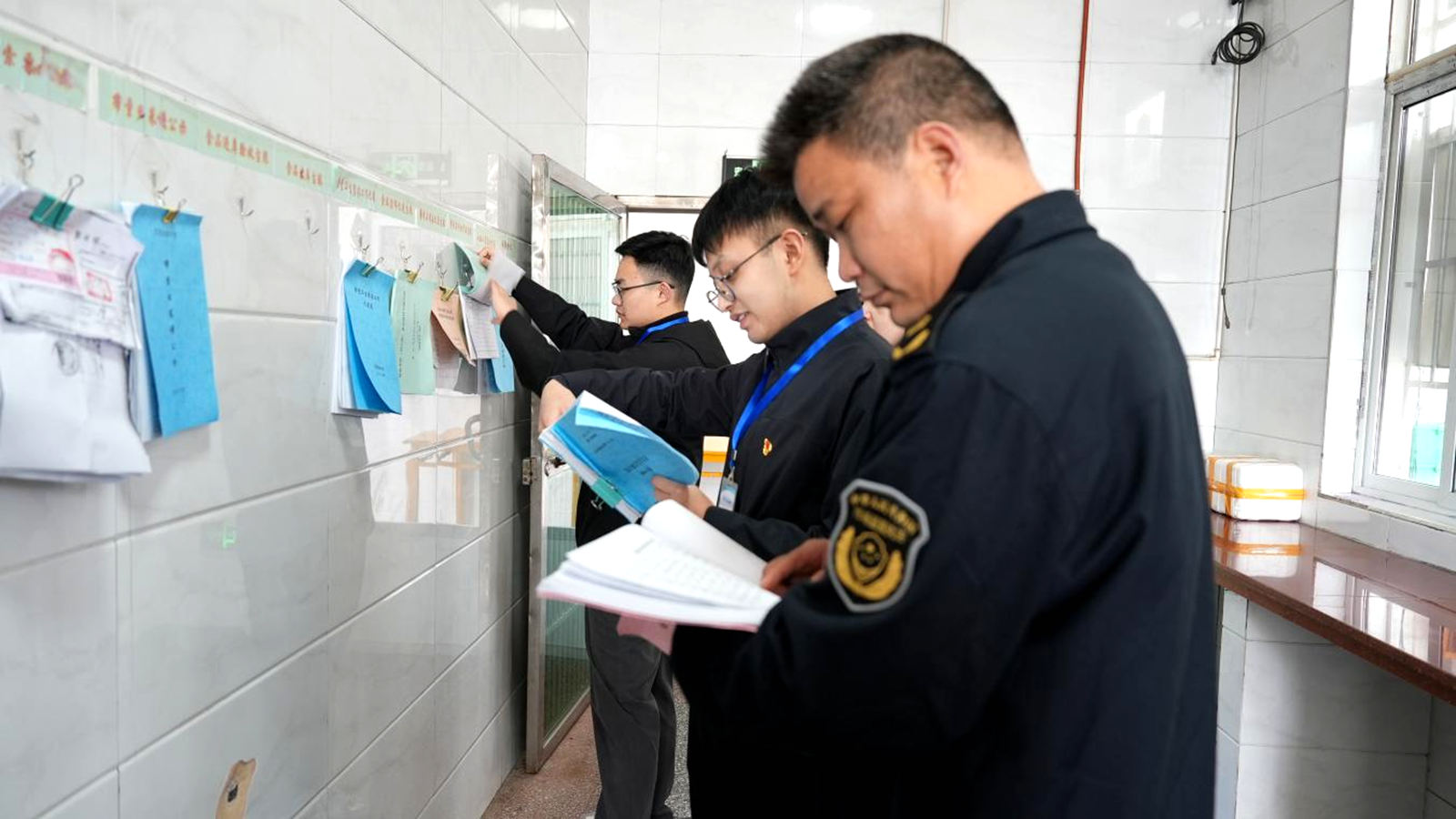 图为专项督查组工作人员在靓晶晶幼儿园查阅食材进货台账。刘慧 摄