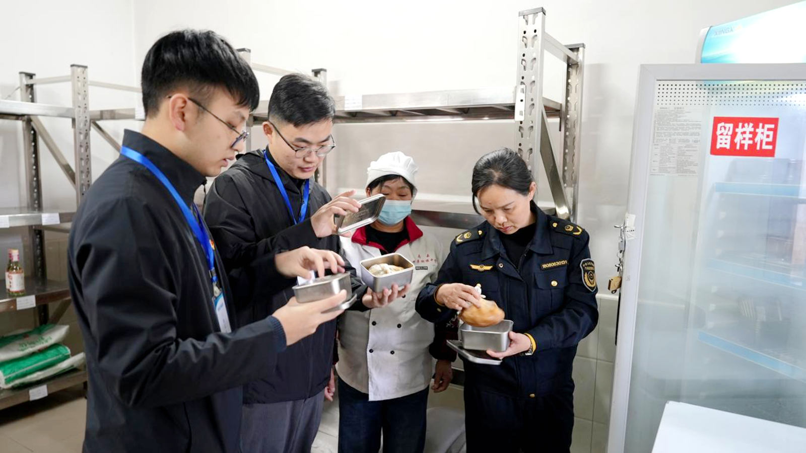图为专项督查组工作人员在靓晶晶幼儿园检查食物留样情况。刘慧 摄