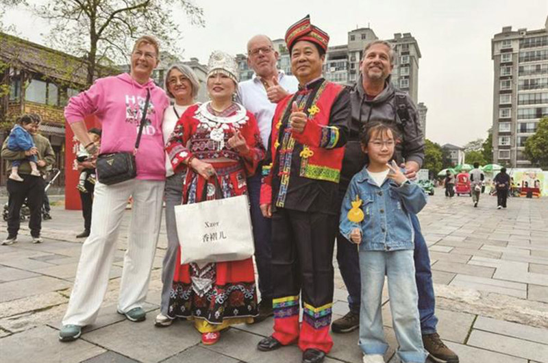 荷蘭游客與常德河街演員合影。單位供圖