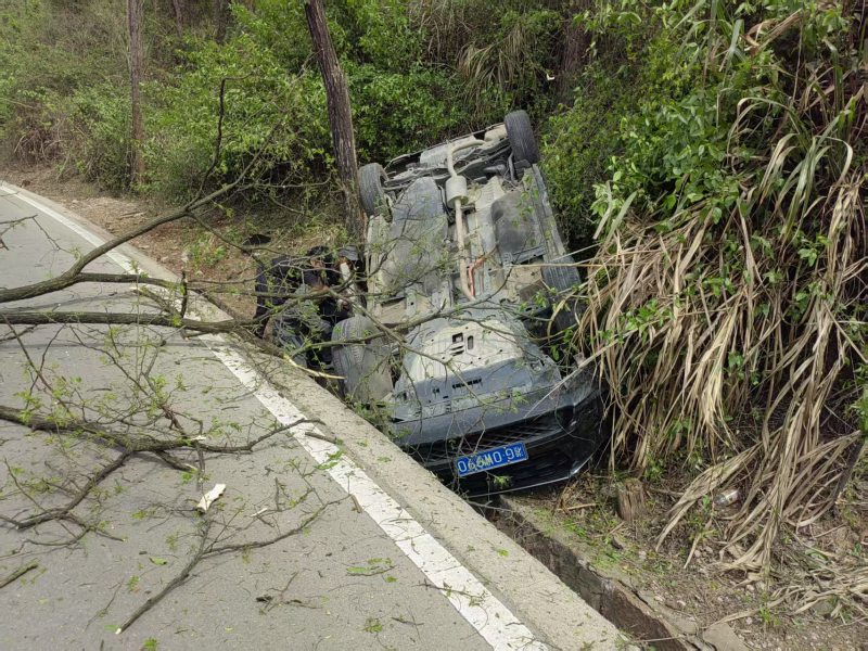 4月2日李軍徒手對側翻車輛車窗進行破拆。受訪單位供圖