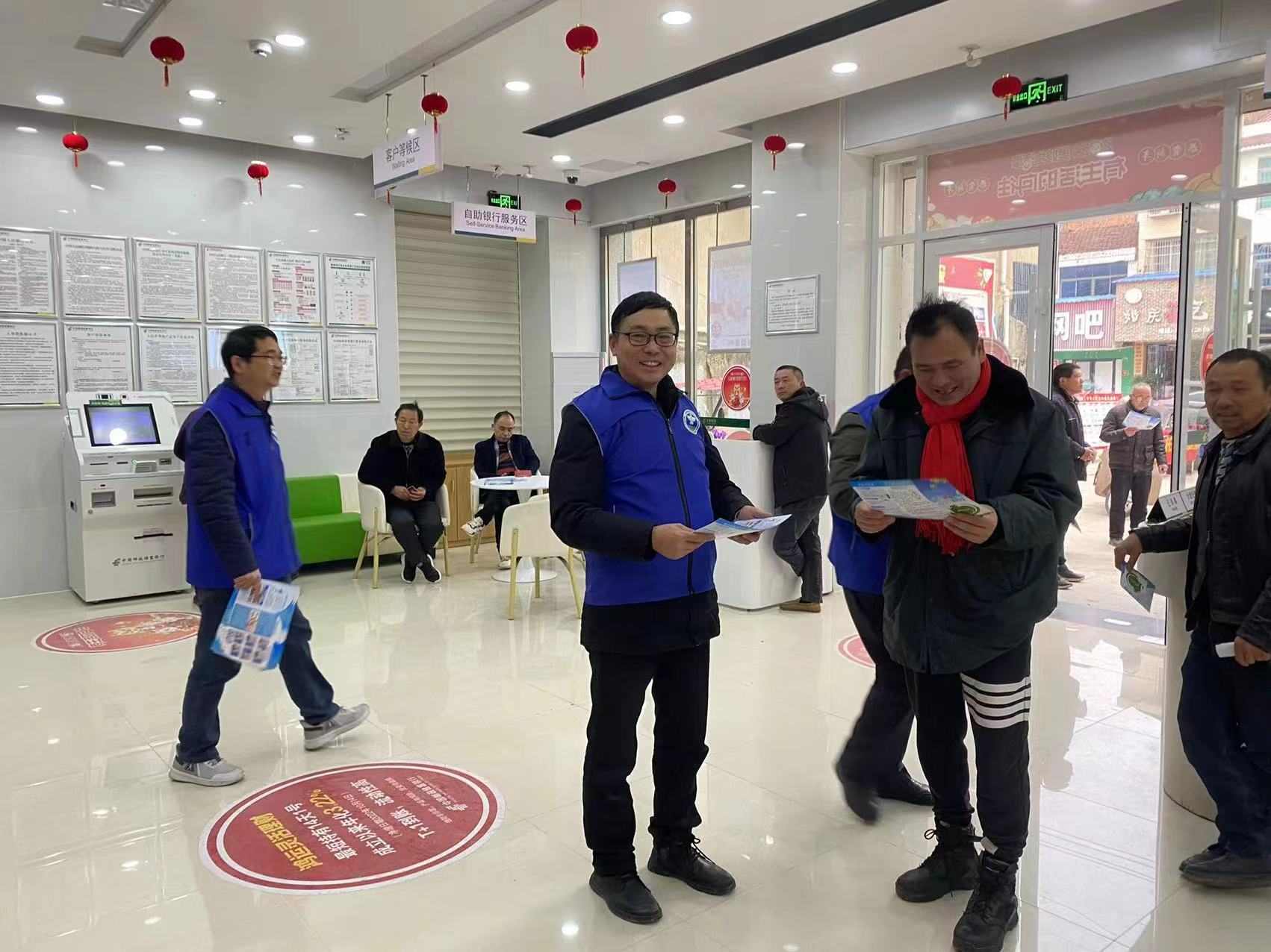 “群英”志愿者在柏祥集镇发放宣传资料。单位供图