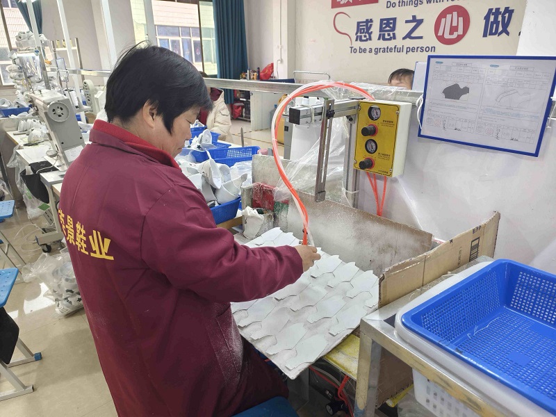 鞋厂工作人员正在工作。殷娜摄