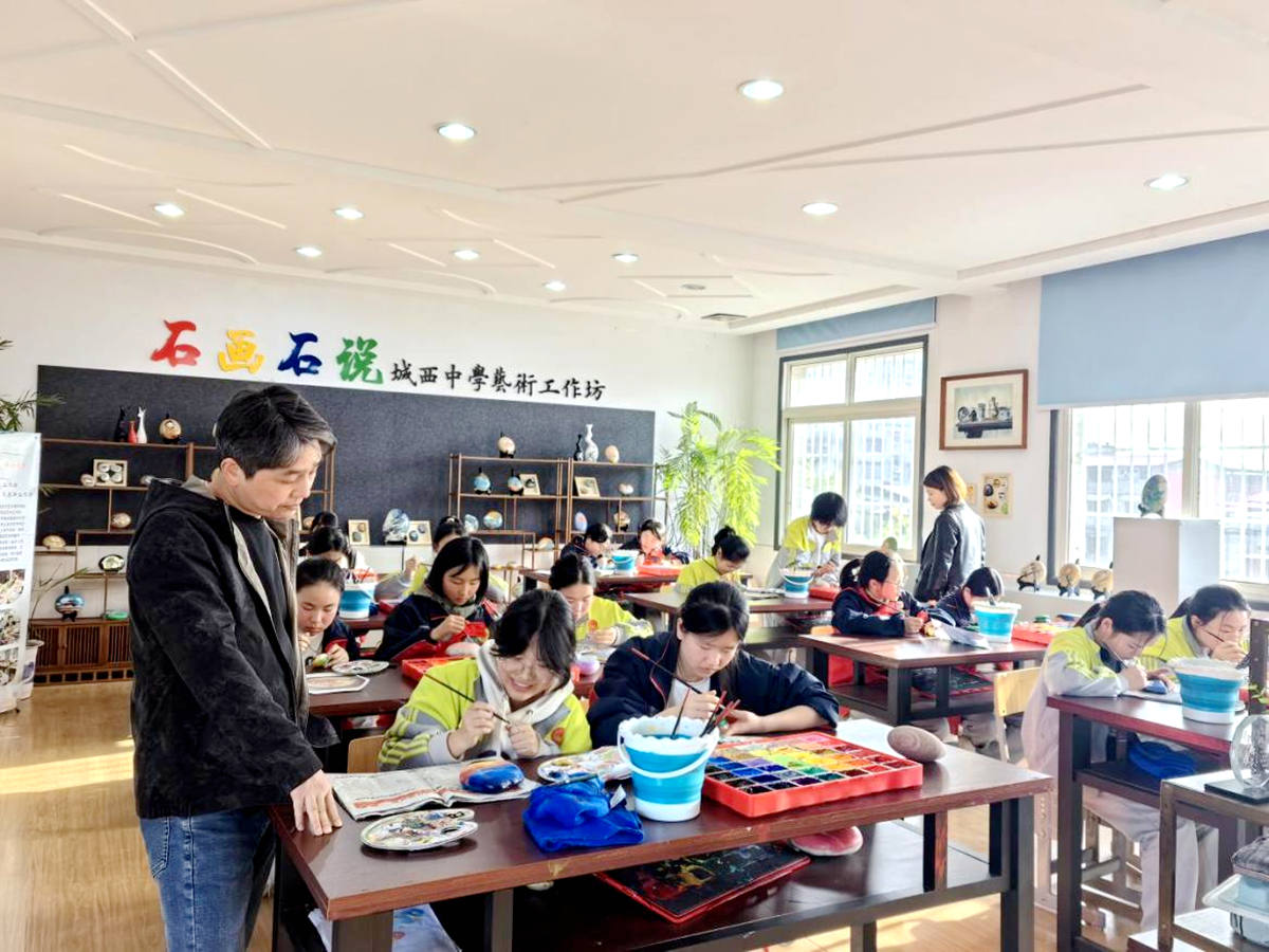图为“石”画“石”说城西中学艺术工作坊石绘作品创作现场。何婉仪摄
