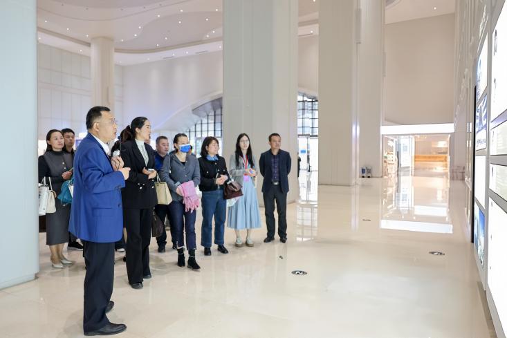 與會嘉賓集體參訪湖南婦女兒童醫院。單位供圖