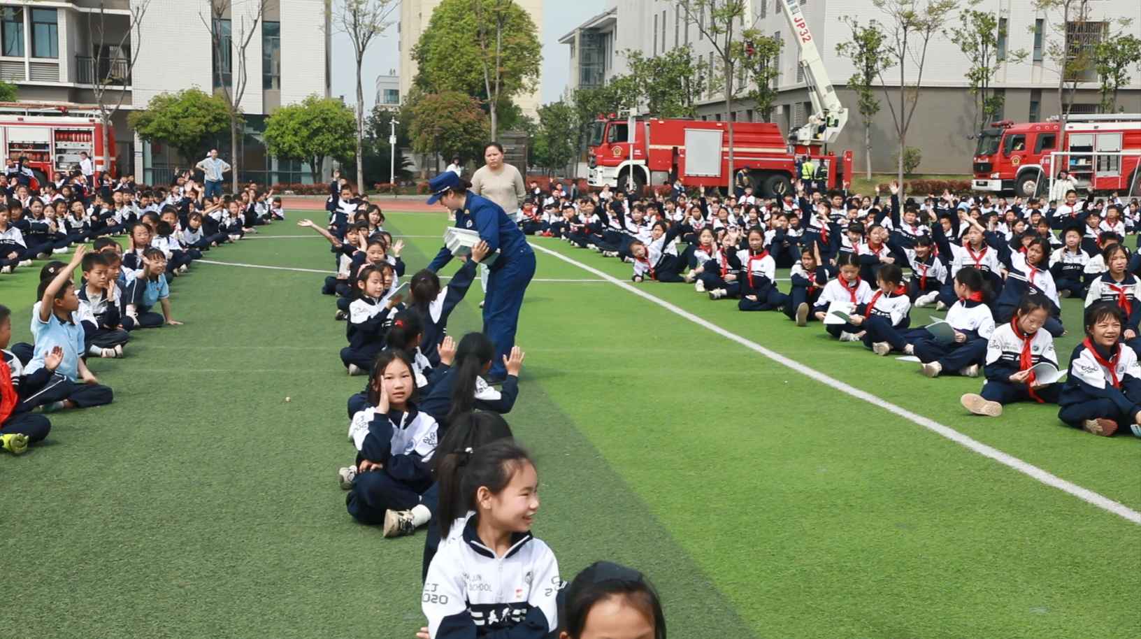 消防宣传员分发《消防安全教育手册》。受访单位供图