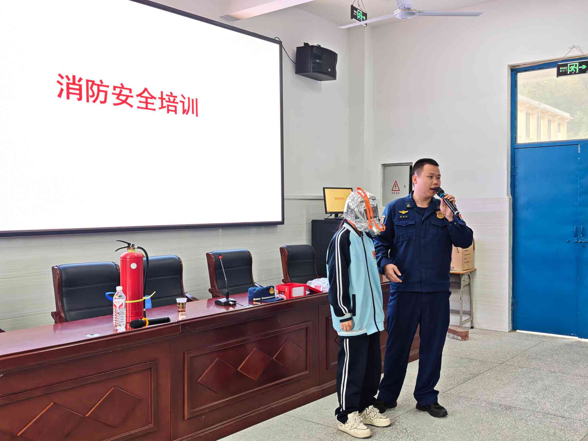 消防员演示如何正确佩戴防烟面罩。受访单位供图