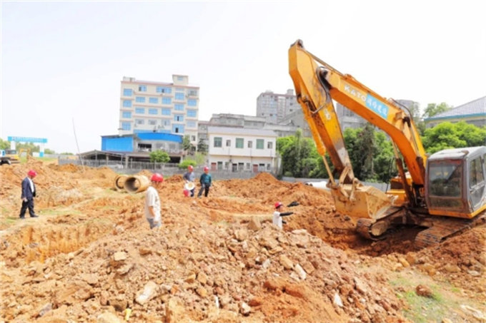 位于镇头镇的新能源及公共停车场项目建设现场。刘珂摄