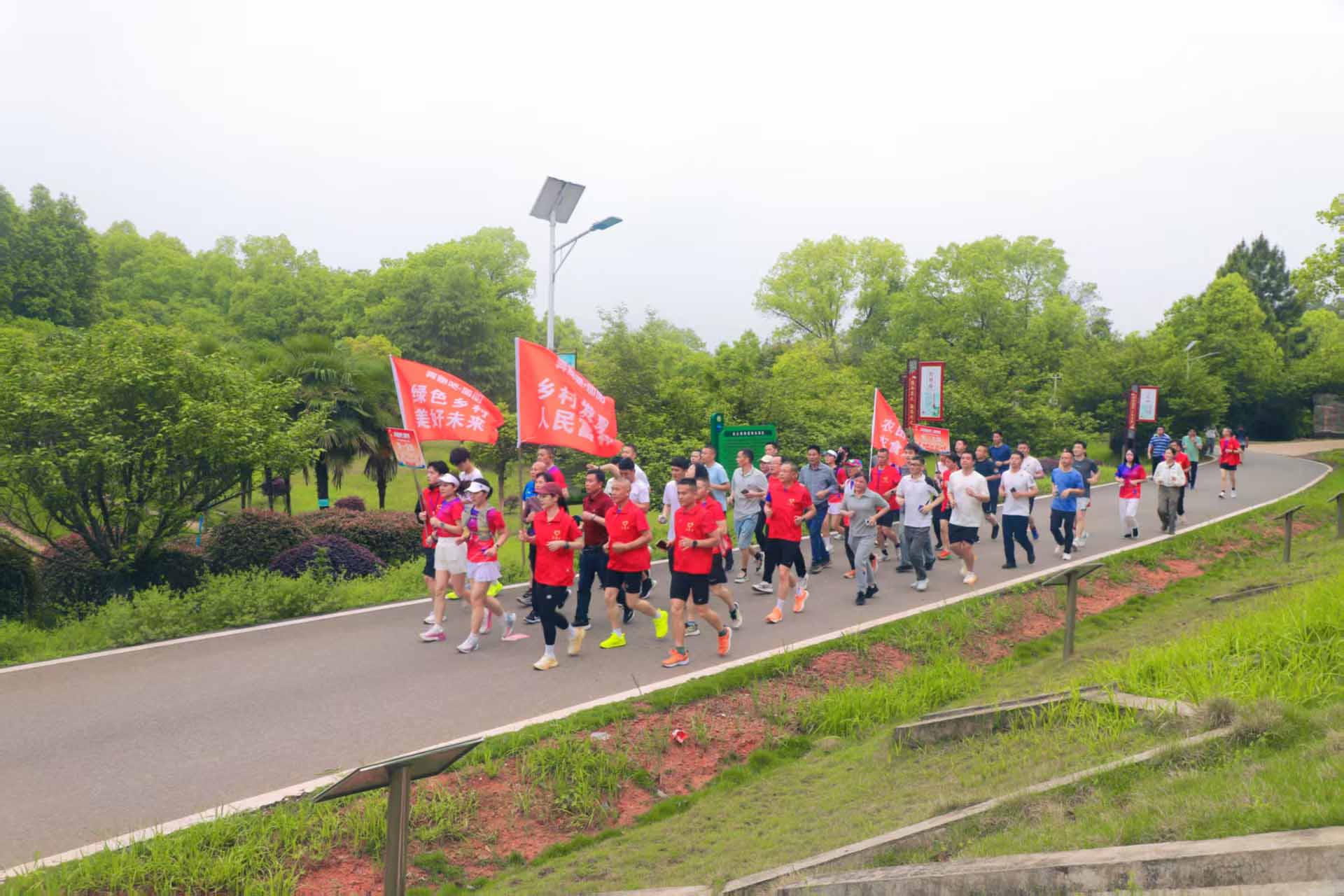 跑步爱好者们一边跑步一边欣赏沿途风景。曾玉娟摄