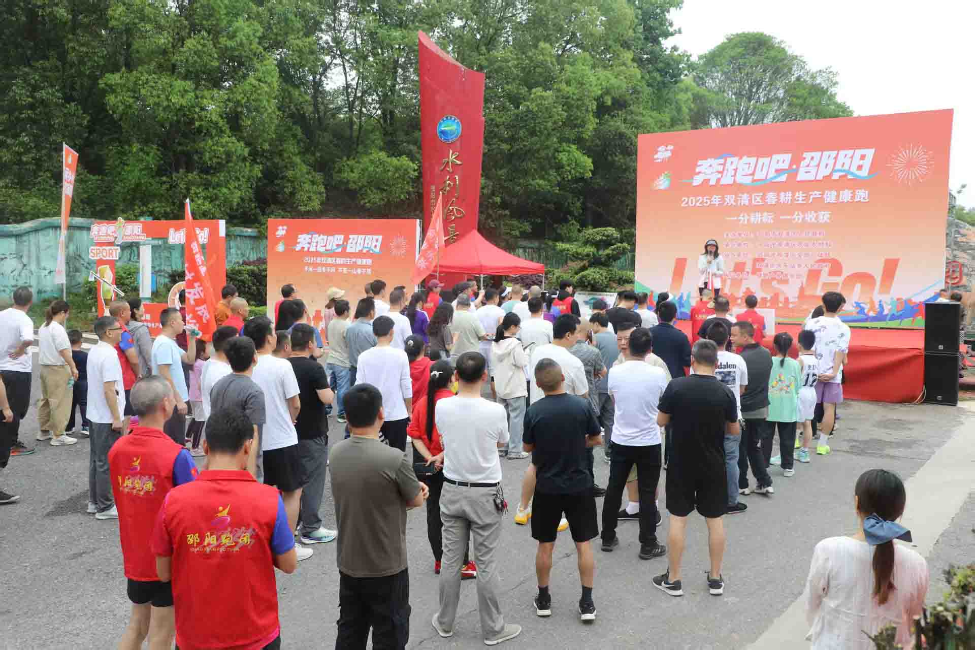 现场人头攒动,热闹非凡。曾玉娟摄