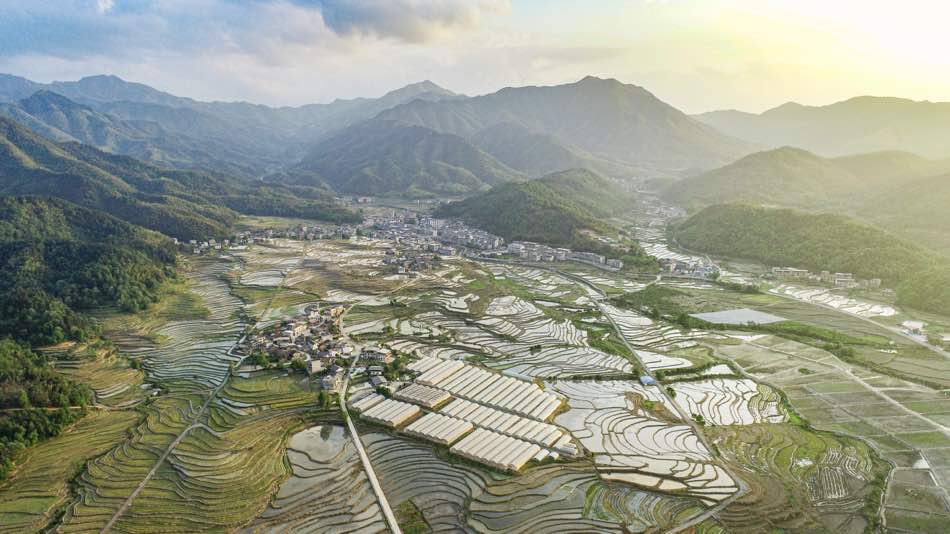 湖南郴州北湖区春日梯田美如诗。欧阳天明摄