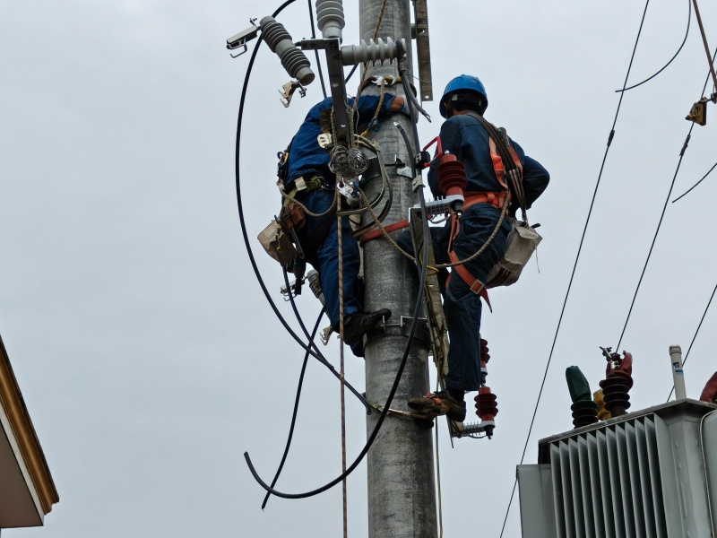 壩塘供電所工作人員對10千伏在鳳線泉山村二門市台區更換台架杆。受訪單位供圖