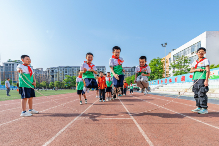 湖南省东安县舜德学校，学生在课间练习花样跳绳。蔡小平摄