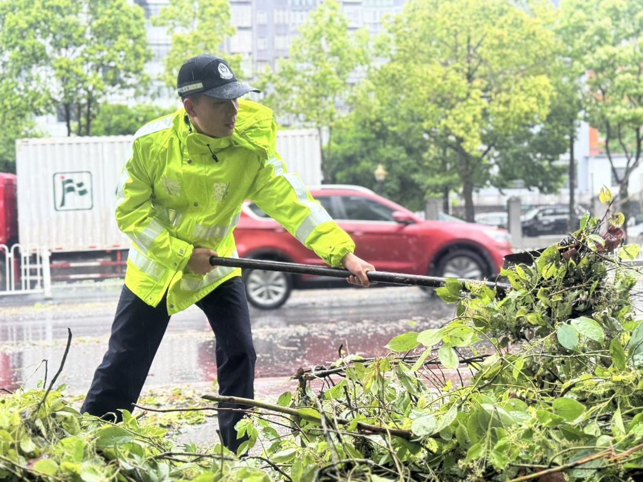 城南路段民輔警正清理路面樹枝（單位供圖）