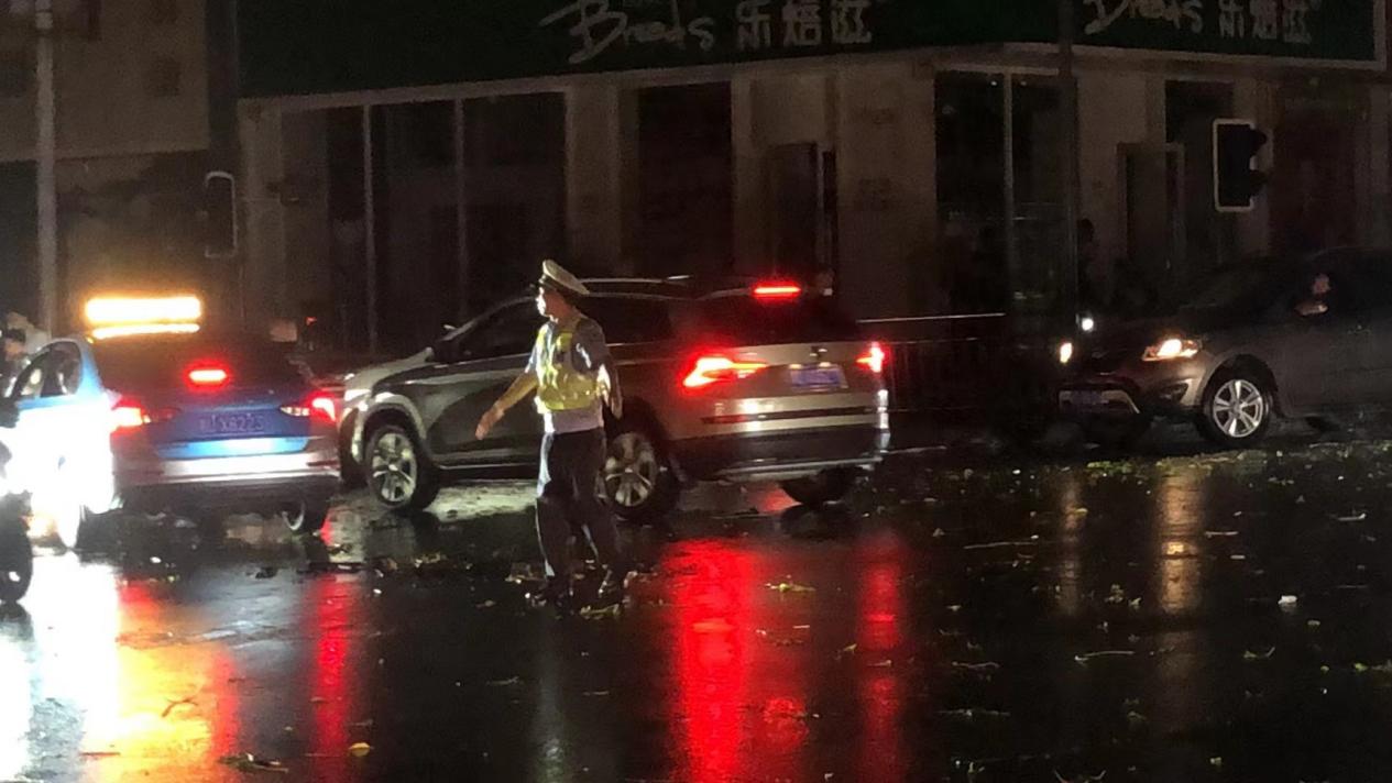 建設中路紅綠燈民輔警正冒雨執勤（單位供圖）