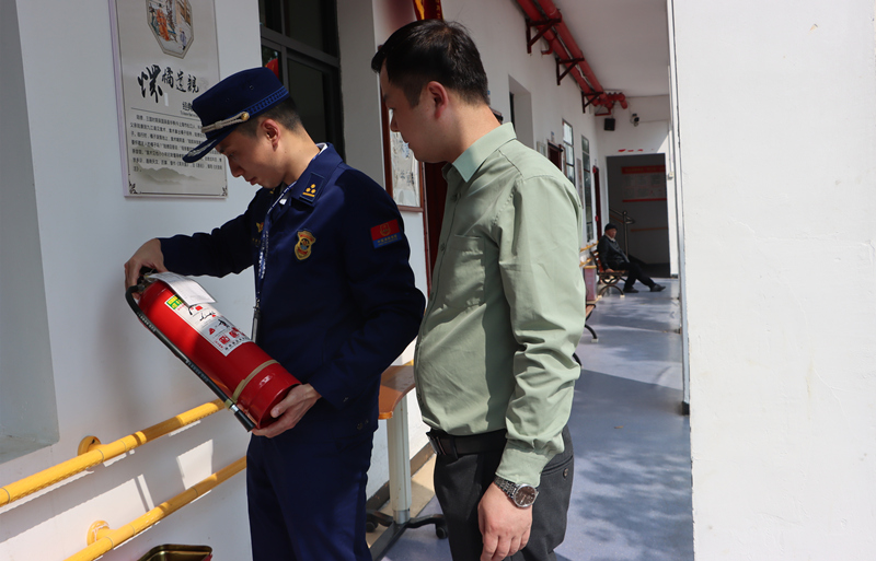 檢查養老機構的消防器材。衡陽消防供圖