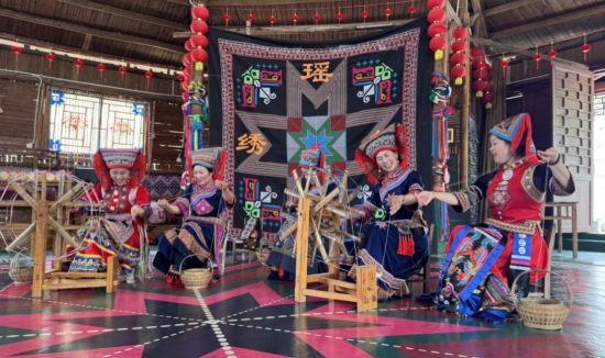 千家峒瑶族乡大溪源村瑶民在织布。陈平成摄