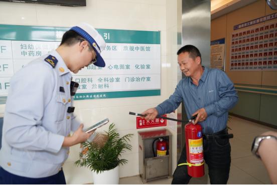 防火监督员为卫生院工作人员进行消防器材使用培训（单位供图）