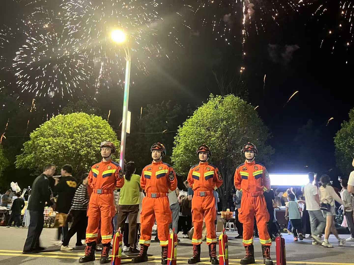 烟花下的守护。受访单位供图