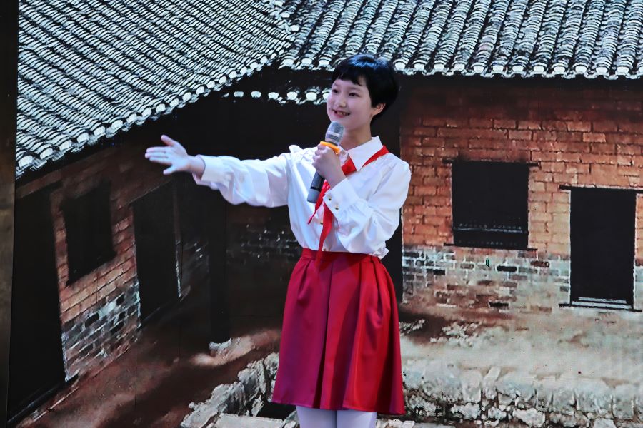 “小导游”进行导游模拟讲解。单位供图