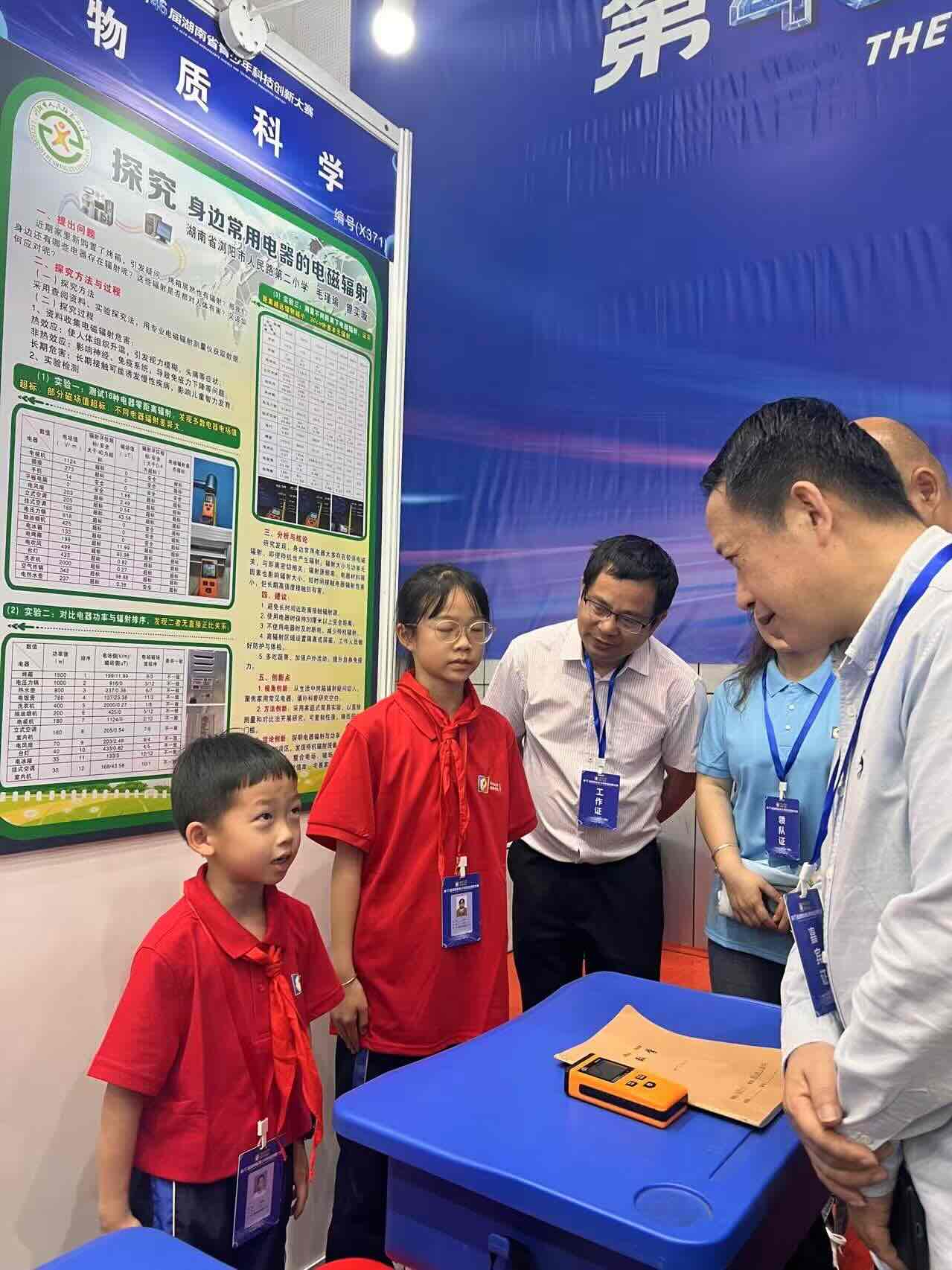 参赛小选手自信地向到场嘉宾讲解作品。受访单位供图