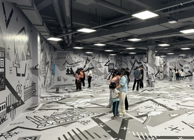 在LEB沉浸式大空间VR展，当地市民进行试验性体验。吴勇兵 摄